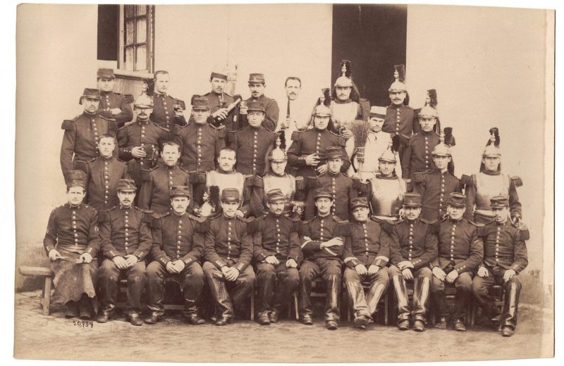 Photographie - Militaire Uniforme 1890 - Armée Française - Cuirassier - Versailles - Défilé - France - Drapeau - Troisième République - Officiers
