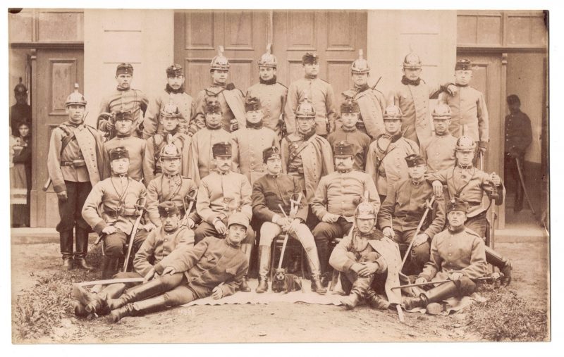 Photographie - Militaire Uniforme 1890 - Armée Autrichienne - Dragons - Autriche - Drapeau - Officiers