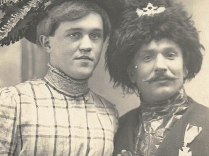 Un camp de prisonniers, loin du théâtre de la guerre, mais lieu de culture partagée, pour rejouer la vie normale…