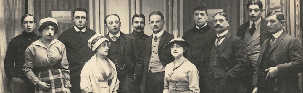 Un camp de prisonniers, loin du théâtre de la guerre, mais lieu de culture partagée, pour rejouer la vie normale…