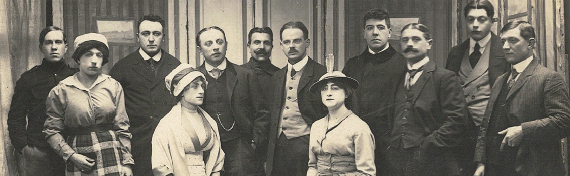 Un camp de prisonniers, loin du théâtre de la guerre, mais lieu de culture partagée, pour rejouer la vie normale…