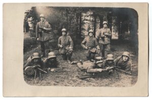 Photo Carte Postale Guerre 14/18 – Uniforme – Soldats – Allemands – Casque Stahlhelm – Mitrailleuse – Section – Forêt – Campagne militaire