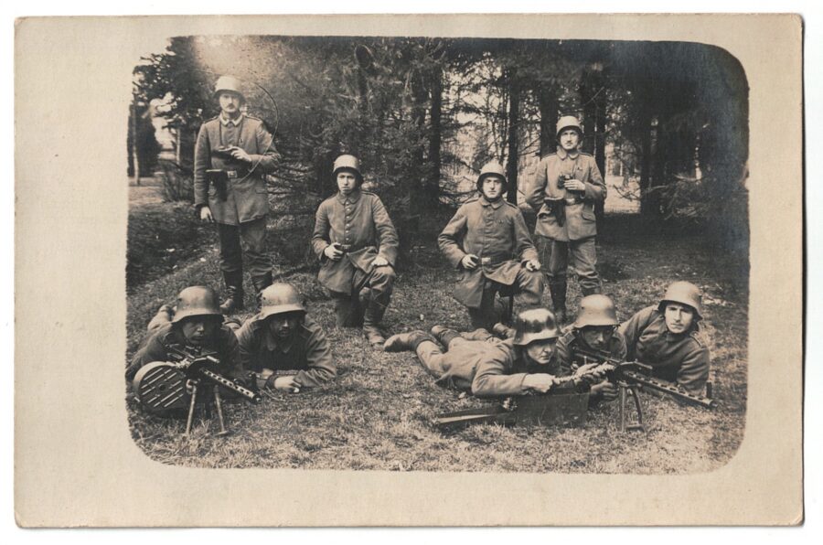 Photo Carte Postale Guerre 14/18 – Uniforme – Soldats – Allemands – Casque Stahlhelm – Mitrailleuse – Section – Forêt – Campagne militaire