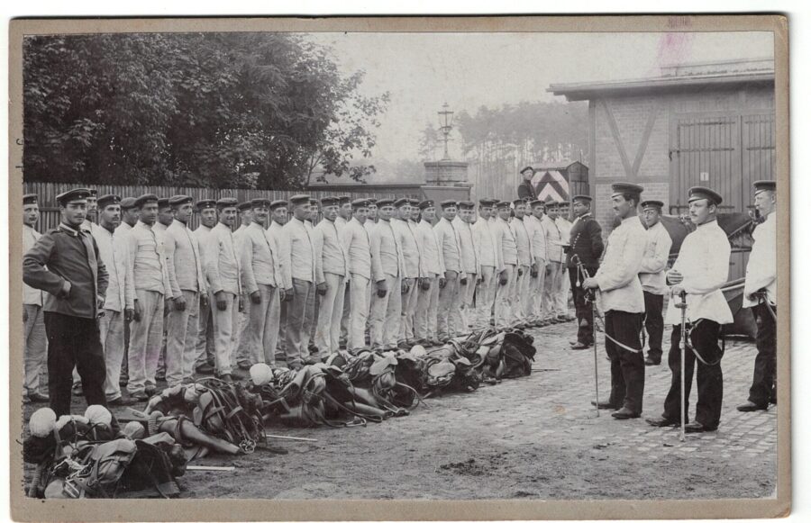 Photographie Ancienne – Militaires – Vie de quartier – Uhlan – Lancier –  Thüringischen Ulanen-Regiments Nr. 6 – Hanau 1894 – Tenue d&rsquo;écurie – Appel – Uniforme